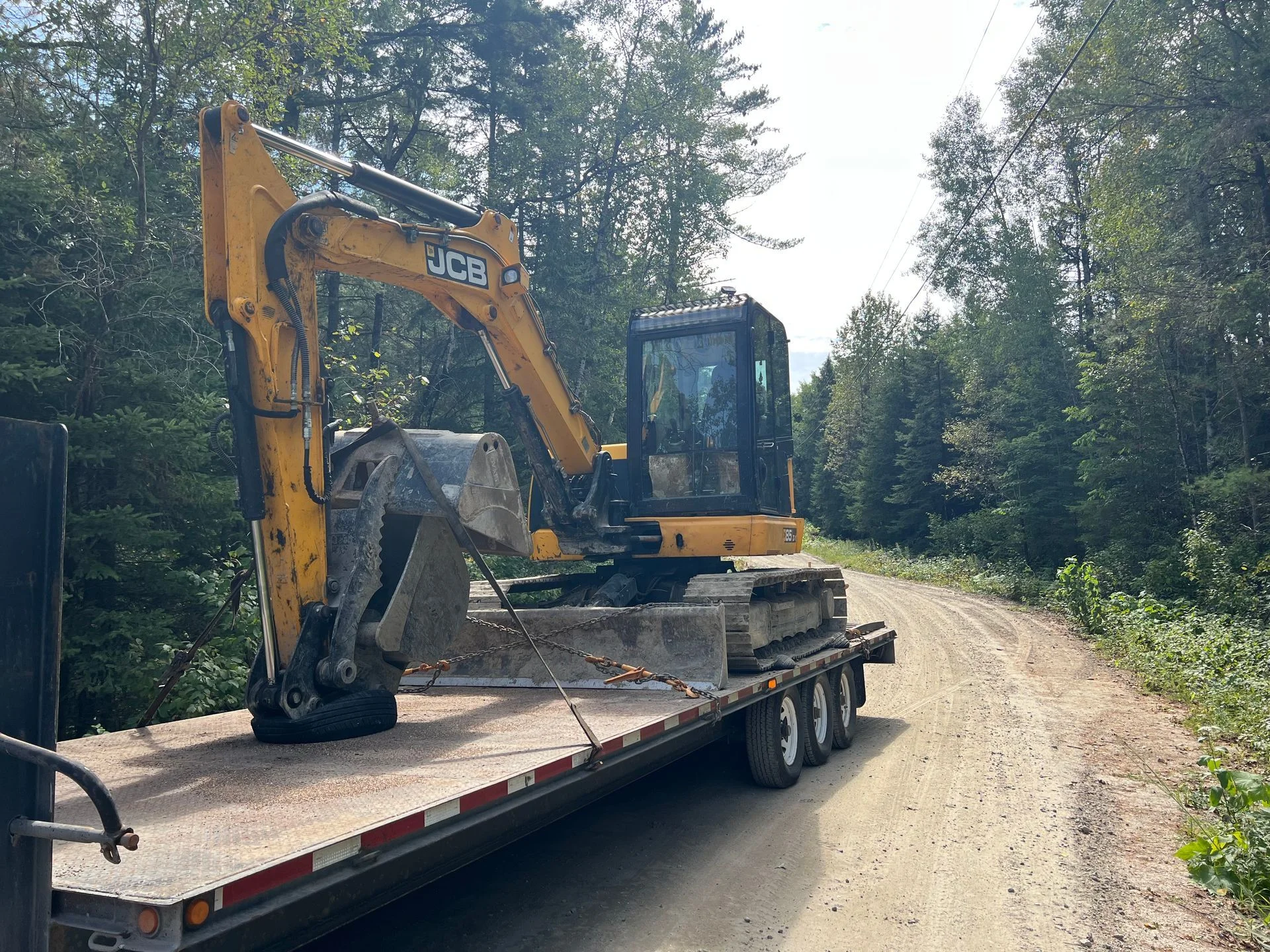 Excavatrice transportée sur une remorque