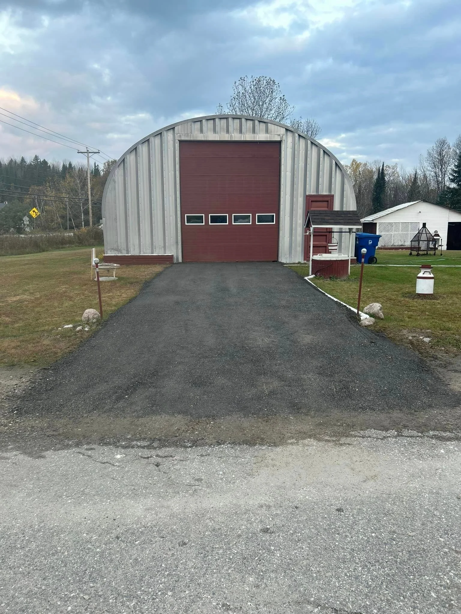 Entrée en gravier aménagée devant un bâtiment